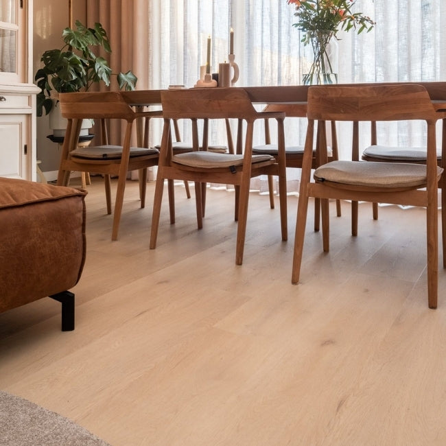 Belakos Palazzo 770 Rigid Click vloer in moderne woonkamer met eettafel