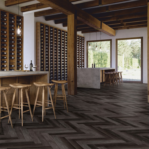 Visgraat vloer in wijnkelder