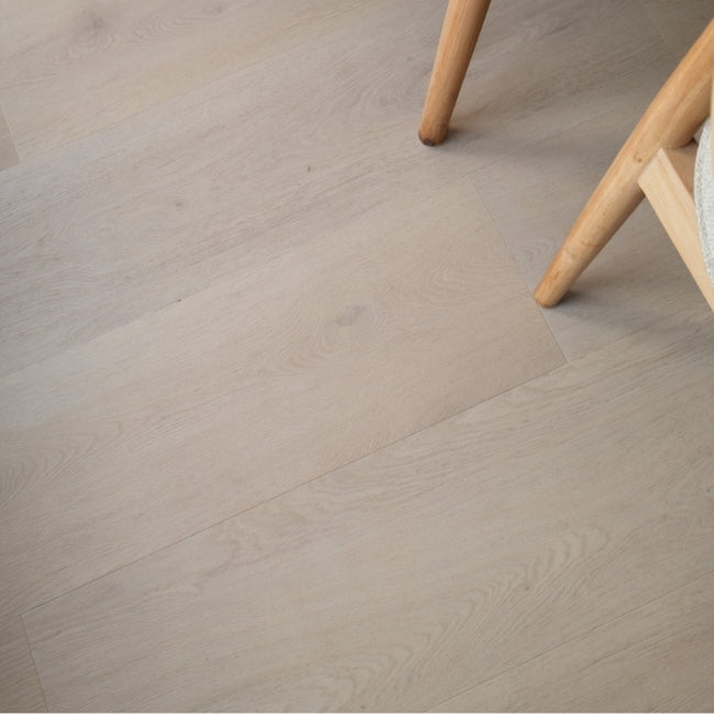 Close-up van Belakos Palazzo 770 Rigid Click vloer in lichte beige eiken tint met natuurlijke nerven