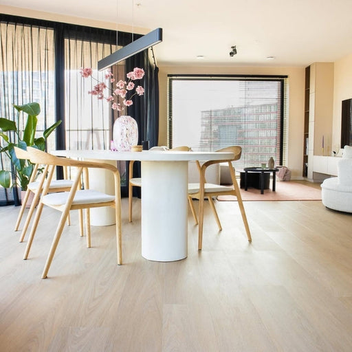 Vivafloors 7810 click pvc vloer met rechte planken in moderne eetkamer met houten stoelen en witte tafel.